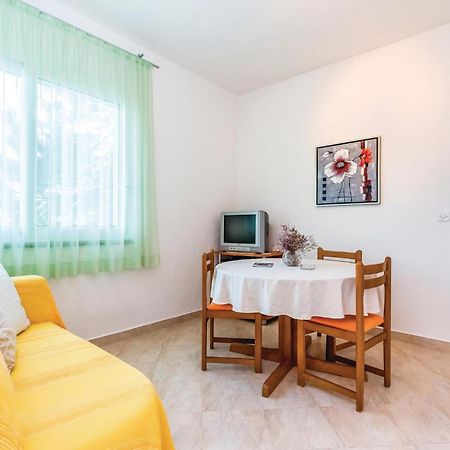 1 Bedroom Awesome Apartment In Supetarska Draga Buitenkant foto