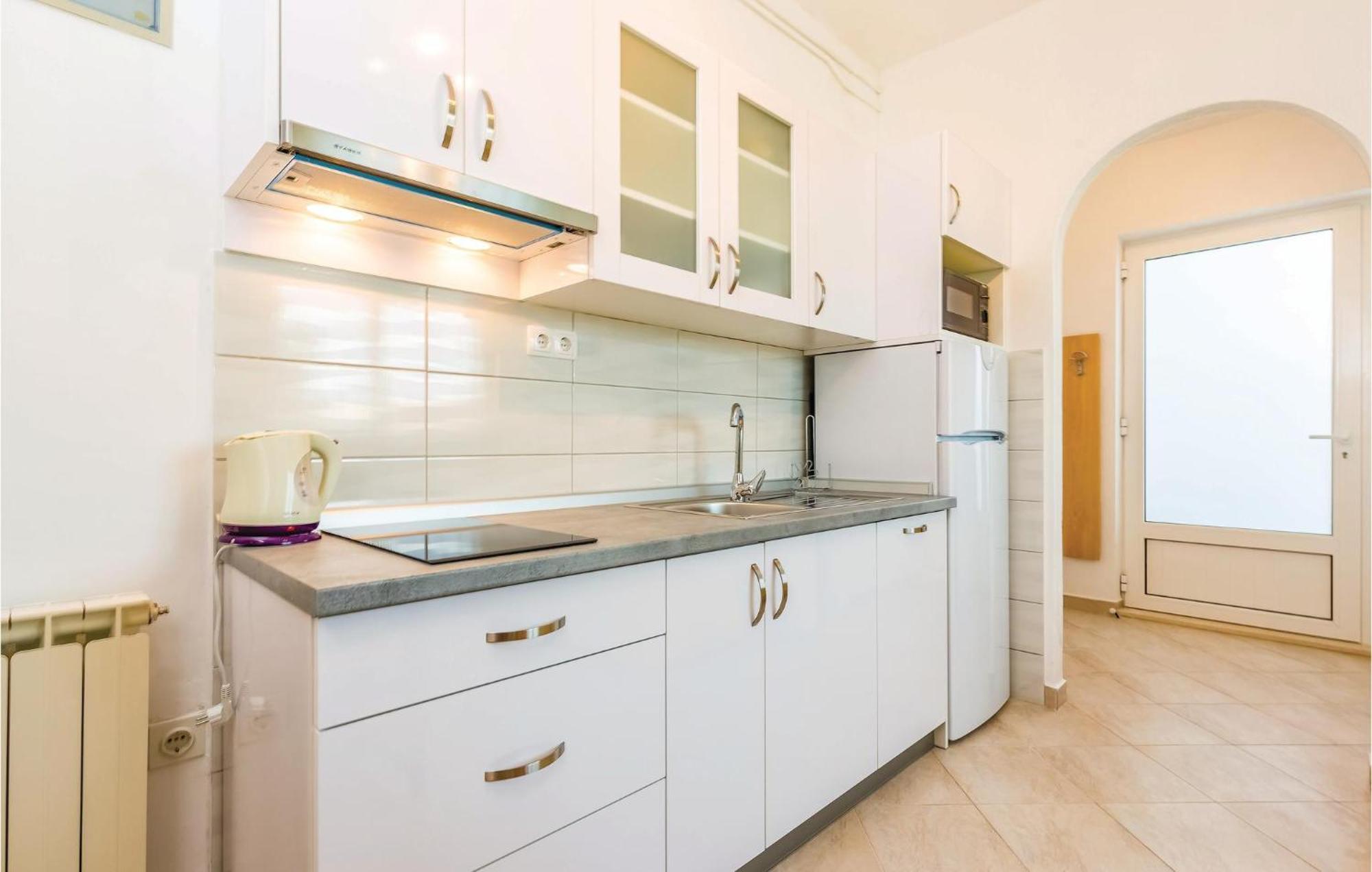 1 Bedroom Awesome Apartment In Supetarska Draga Buitenkant foto