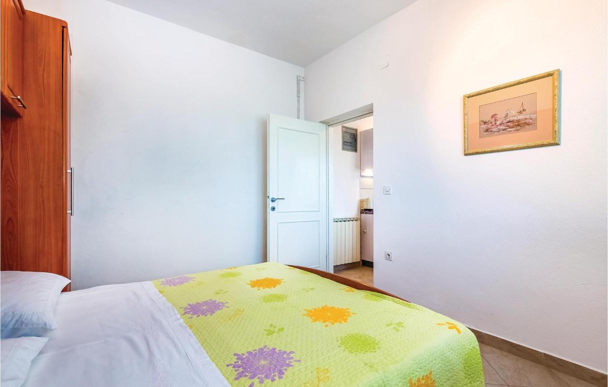 1 Bedroom Awesome Apartment In Supetarska Draga Buitenkant foto