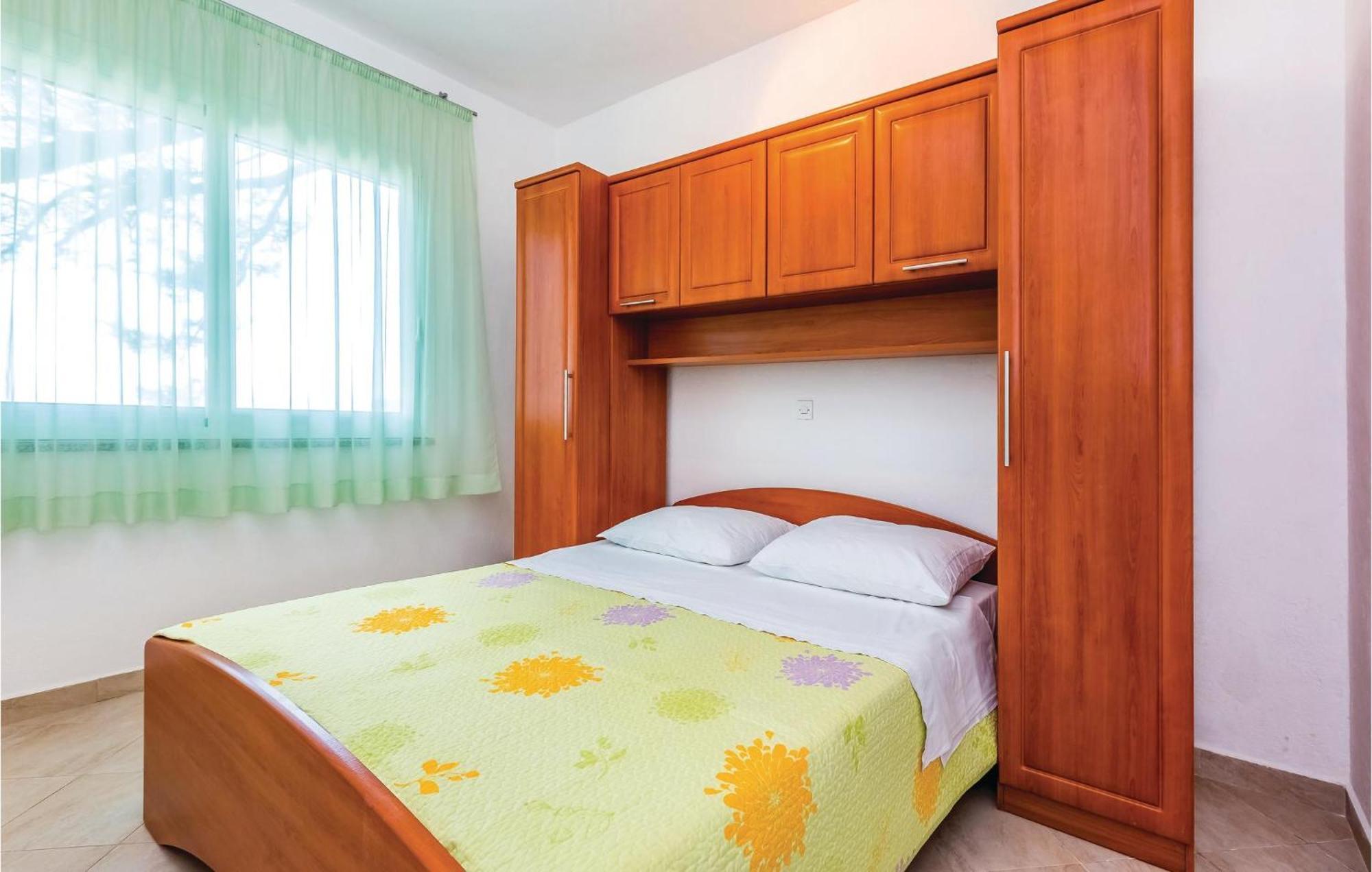 1 Bedroom Awesome Apartment In Supetarska Draga Buitenkant foto