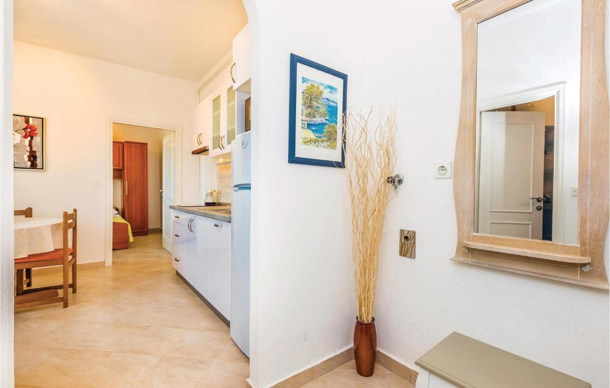 1 Bedroom Awesome Apartment In Supetarska Draga Buitenkant foto
